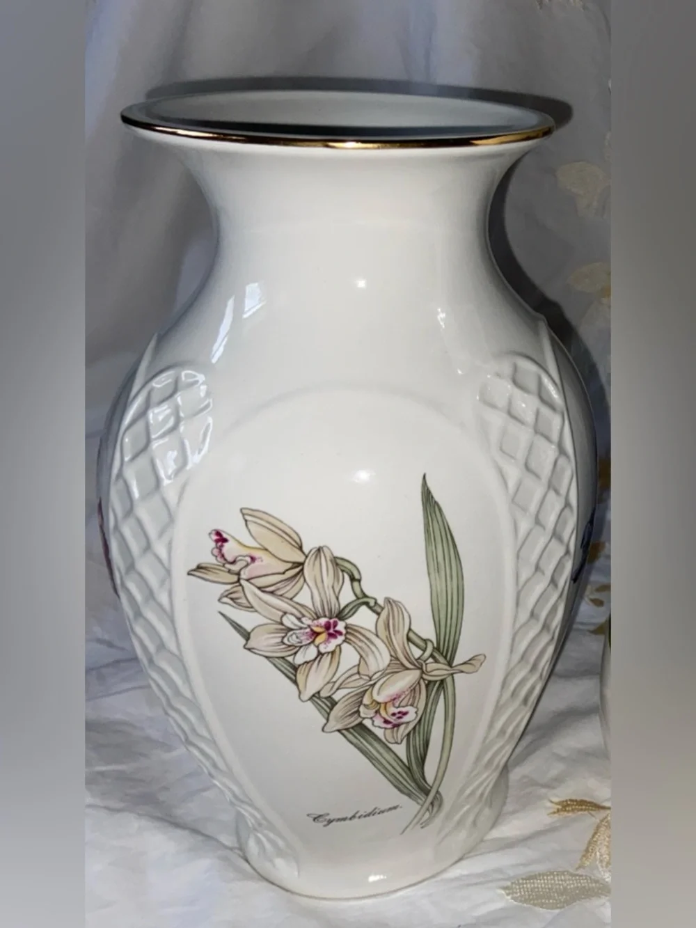 ROYAL WINTON Vintage Rare Elegant Porcelain Vase- 4 Sided w/Flowers🪻 & ♦️Lattice